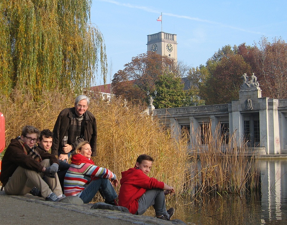 Season's Greetings 2011 - 2012  -  
Family at Schneberg City Park Pond, November 2011

[try to click here and reload, 
 if the pictures do not display completely]